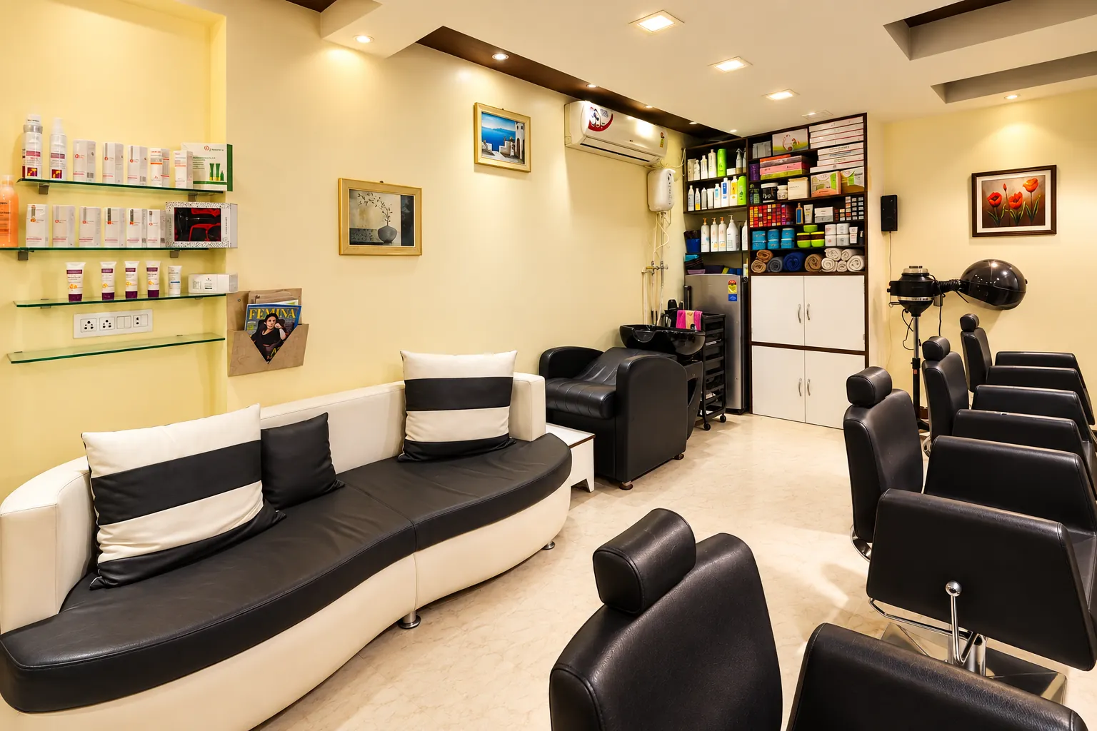 The lounge at PonyUp Lake Town